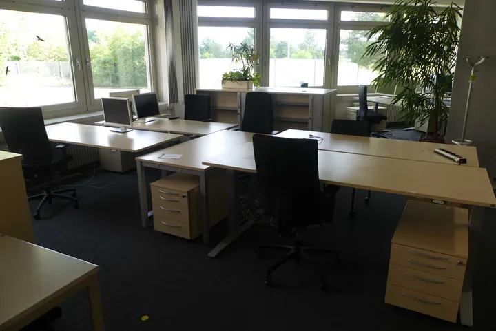 4x Schreibtischarbeitsplatz mit Konferenztisch und Schreibtischcontainer Schreibtische: Maße in cm ca. 200 x 80 / Konferenztisch: Maße in cm ca. 160 x 80